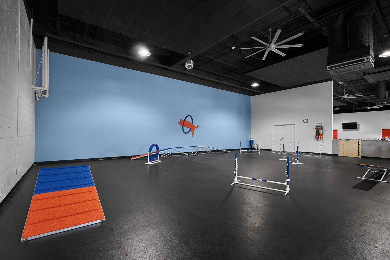 Forward_Const_ZoomRoom_0060RT