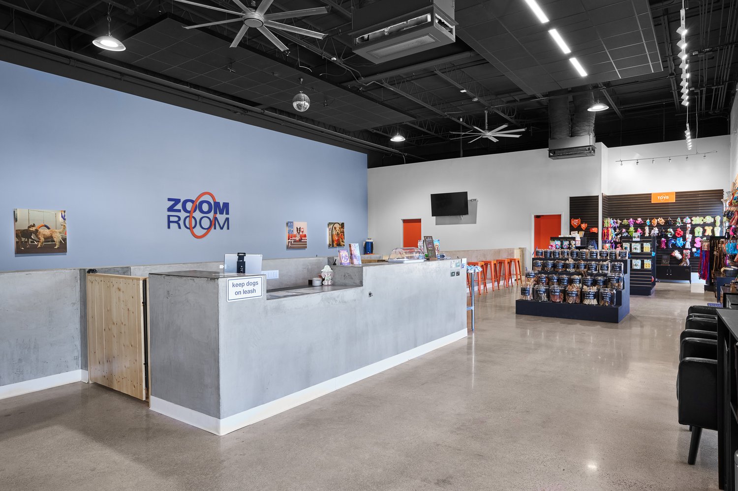 Forward_Const_ZoomRoom_0070RT